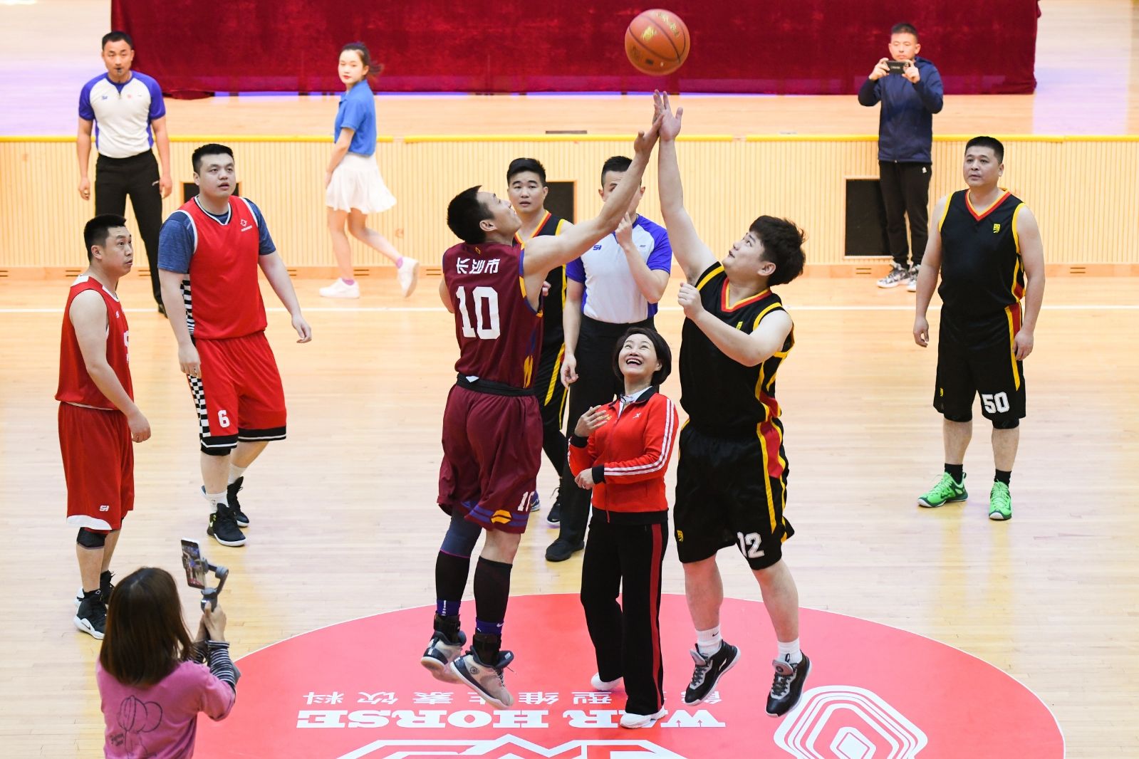 長沙市第十屆運動會（市直機關(guān)組）籃球賽 暨“戰(zhàn)馬杯”第十五屆市直機關(guān)干部職工籃球賽火熱開賽！